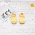 Vista superior de zapatos tipo calcetín para bebé de malla amarilla a rayas sobre ladrillo - Talla 18/19 (Longitud Interior 11.5cm) / Seda de Color Naranja