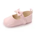 Rosa Babyschuhe für Mädchen mit weicher Sohle, Lackoptik und Schleife - Rosa