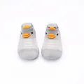 Vista frontale di scarpine neonato in seta ghiaccio con simpatico design a papera. - Taglia 22 (Lunghezza interna 12.5cm) / Anatra Grigia Seta Ghiaccio