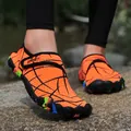Orangefarbene Outdoor-Wasserschuhe mit schwarzem Webmuster und Klettverschluss - Orange