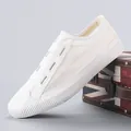 Atmungsaktive weiße Herren-Mesh-Sneaker zum Hineinschlüpfen mit Muschelzehen-Design. - 38 / Gebrochenes Weiß