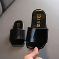 Chanclas minimalistas de cuero negro para niños con elegante escritura coreana dorada en la suela - 25 / Negro