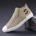 Moderne khakifarbene High-Top-Herren-Sneaker aus Canvas mit Reißverschluss und Gummisohle. - 38 / Khaki