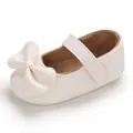 Détail d'une chaussure de marche pour bébé princesse crème avec un nœud décoratif. - Blanc