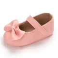 Vue détaillée de chaussure de marche princesse rose pour bébé avec semelle souple et nœud - Rose