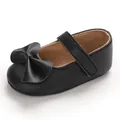 Détail d'une chaussure Mary Jane noire pour bébé fille avec un nœud élégant - Noir