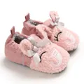 Detalle de zapatos de sherpa rosa para bebé con bordado de elefante y lazo plateado - Elefante (Rosa)