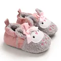 Detalle de patucos de bebé rosa con diseño de oveja, lazos y forro suave y cálido - Rabbit (Gray)