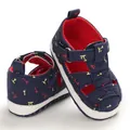 Detalle de sandalias de lona para bebé con diseño de palmeras y suela blanca suave. - 11cm / Azul marino