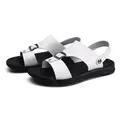 Stijlvolle herenstrandsandalen in wit en zwart met stevige verstelbare metalen gespen - Wit