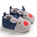 Primer plano de zapatos de bebé suaves con forro polar sherpa gris y detalle de nariz roja - Reno (Azul)
