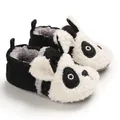 Primer plano de lindos zapatos de bebé de panda con forro de felpa suave y cálido - Panda (Blanco)