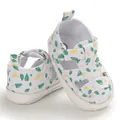 Detail van witte babysandalen met bladprint en zachte zool voor de zomerse wandeling - Wit
