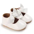 Detailansicht von weißen Lackleder-Babyschuhen für Mädchen mit eleganten großen Schleifen - Weiß