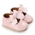 Detail von rosa Lackleder Baby Schuhen mit großer Schleife und weicher, rutschfester Sohle - Rosa