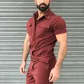 Detalle lateral de un mono corto granate para hombre con cinturón y bolsillos cargo - S / Conjuntos / Burdeos
