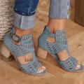 Détail de sandales bleues à talons épais avec motif ajouré et bout ouvert pour femmes - 35 / Bleu