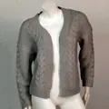 Gedetailleerd zicht op het kabelbreipatroon op een grijs open vest voor dames in de herfst - M / Tops / Grijs