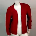Detailweergave van een felrood damesvest met kabelpatroon, open model. - Rozerood