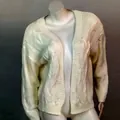 Gedetailleerd overzicht van het crèmekleurige kabelgebreide damesvest met textuur - S / Tops / Wit