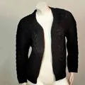 Gedetailleerd overzicht van een zwart gebreid vest met kabelpatroon op een mannequin. - S / Tops / Zwart