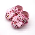 Schattige roze babyschoentjes met panterprint, kanten strik en zachte antislipzool. - Maat 11 (10.5CM) / Strik Stijl / Roze Luipaard
