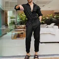 Mono negro de hombre de manga larga con botones de una sola fila en un entorno de estilo de vida. - M / Conjuntos / Negro