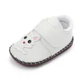 Detailansicht der weißen Baby-Lauflernschuhe mit süßem Cartoon-Motiv und Handnaht - Weiß