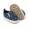 Detailweergave van marineblauwe baby canvas schoenen met kleurrijke dinosaurusprint - Blauw
