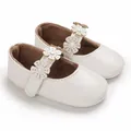 Detailaufnahme weißer Baby-Mary-Janes mit Blumenapplikationen und weichen Laufsohlen - Weiß