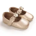 Detailansicht der goldenen Lauflernschuhe für Babys mit Blumenriemen und Metallic-Finish. - Gold