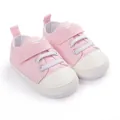 Détail de chaussures en toile rose pour bébé avec bout en caoutchouc et sangles - Rose