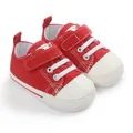 Vue détaillée de chaussures en toile rouge pour bébé avec scratchs et semelle blanche - Rouge