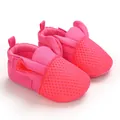 Dettaglio di scarpine rosa in mesh per neonati con graziose orecchie da coniglio - Pesca