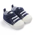 Gros plan détaillé de chaussures de marche en toile bleu marine pour bébé - Bleu