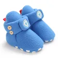 Detailopname van blauwe fleece babylaarzen met sterborduursel en zachte antislipzolen - Blauw