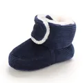 Détail de bottes de neige chaudes pour bébé en velours côtelé bleu et polaire. - Bleu