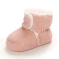 Vue détaillée des bottes de neige pour bébé en velours rose avec doublure en peluche - Rose Clair
