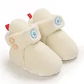 Zachte fleece babysneeuwlaarzen met sterdetail en houten knopen voor winterwarmte. - Broken Wit