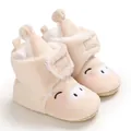 Vue détaillée de bottes de neige souples pour bébé avec broderie de cochon mignon - Abricot