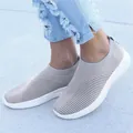 Comfortabele ademende beige slip-on sneakers voor dames met verhoogde witte zool - Grijs