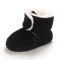 Vue rapprochée de bottes d'hiver chaudes pour bébé doublées de polaire et velours noir doux - Noir