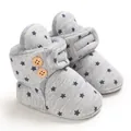 Detalle de botas de nieve para bebé en forro polar gris con estrellas azules y botones - Gris
