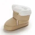 Zachte beige baby winterlaarzen met warme witte imitatiebontvoering en klittenband - Abrikoos