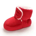 Vue détaillée de bottines rouges en velours côtelé pour bébé avec doublure polaire - Rouge