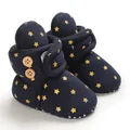 Primer plano de botas de invierno para bebé azul marino con estrellas doradas y vellón - Azul