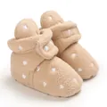 Dettaglio di scarpine neonato in pile cachi con motivo a cuore e chiusura a strappo. - Albicocca (B258)