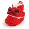Detailansicht eines roten Baby-Fleece-Stiefels mit einer dunkelroten Strickschleife - Rot