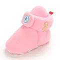 Dettaglio degli stivaletti da neve rosa per neonati con toppa a stella e suola morbida - Rosa
