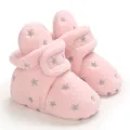 Primo piano di stivaletti in pile rosa per neonati con motivi a stelle e velcro - Rosa (B258)